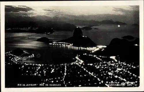 Ak Rio de Janeiro Brasilien, Pao de Assucar, Zuckerhut, Stadt bei Nachtbeleuchtung