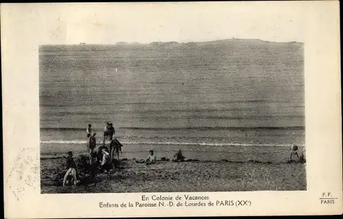 Ak Paris Ménilmontant, En Colonie de Vacances, Enfants de la Paroisse Notre Dame de Lourdes