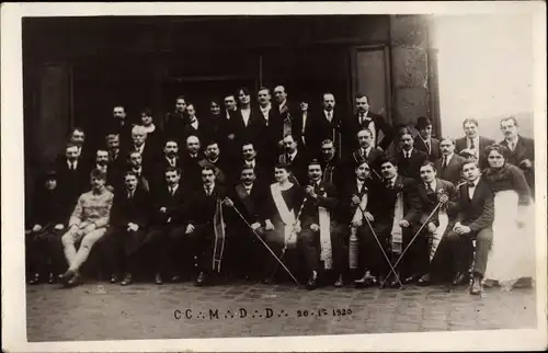 Foto Ak CC MDD,  26.01.1920, Männer in Anzügen, Schärpen, Frauen