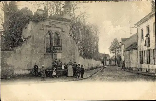 Ak Saint Leu Val d'Oise, La Fontaine de la Rue