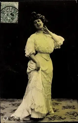Ak Frau im langen Kleid, NPG 422/9