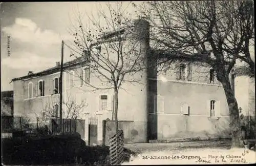 Ak Saint Etienne les Orgues Alpes de Haute Provence, Place du Château