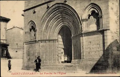 Ak Saint Leonard Haute Vienne, Le Porche de l'Eglise