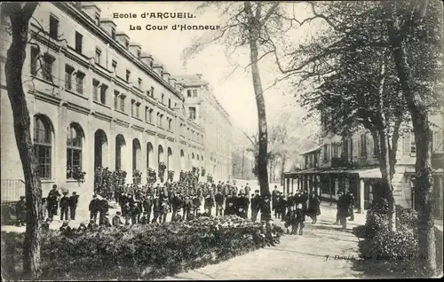 Ak Arcueil Val de Marne, École, la Cour d'Honneur