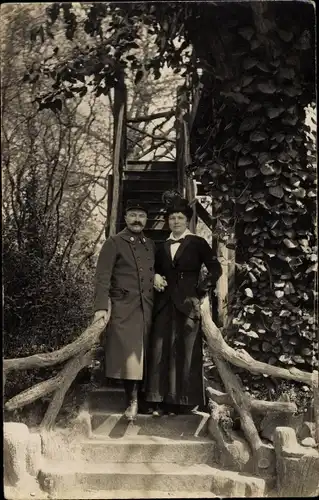 Foto Ak Paris XIX., Soldat francais avec son compagne, portrait, escalier