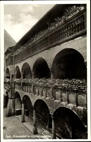 Ak Eger Reg. Karlsbad, Arkadenhof im Schirndingerhaus