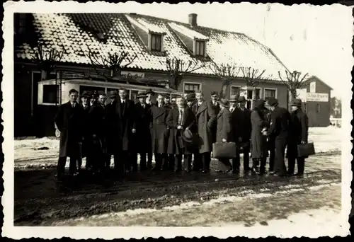 Foto Esens in Niedersachsen, Gruppenporträt vor einem Gasthof, Autobus