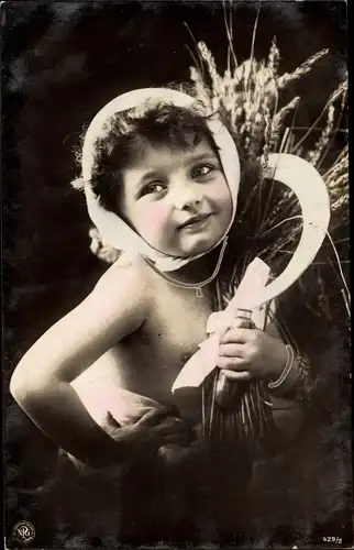 Ak Kind mit Sichel und Weizengarbe, Kopftuch, Portrait