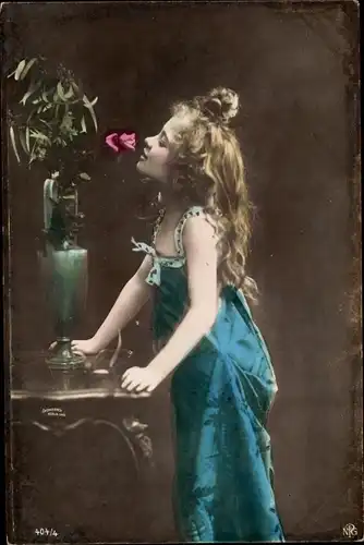 Ak Mädchen riecht an Rose, Portrait