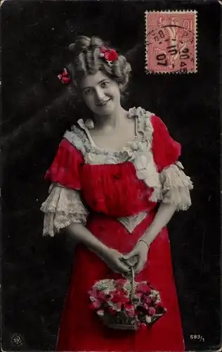 Ak junge Frau in Rüschenkleid mit Blumenkorb, Portrait