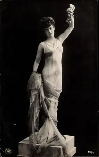 Ak junge Frau in langem Kleid mit Weintrauben auf Podest, Statuenportrait