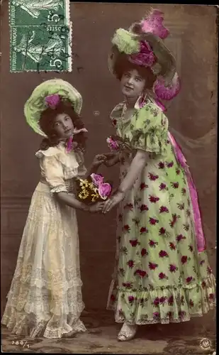 Ak Mutter und Tochter mit Blumenstrauß und Hüten, Portrait