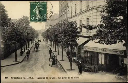 Ak Argenteuil Val d'Oise, Avenue de la Gare, vue prise de la Gare, Café A. Fiogre