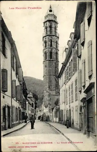 Ak Bagnères de Bigorre Hautes Pyrénées, La Tour des Jacobins, Straßenpartie, Turm