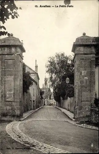 Ak Avallon Yonne, La Petite Porte, Straßenpartie mit Tor, Kirchturm