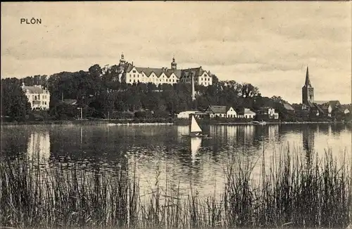 Ak Plön in Schleswig Holstein, Blick über den See zum Ort und zum Schloss, Segelboot