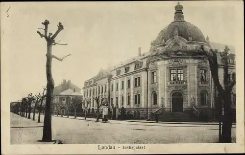Ak Landau in der Pfalz, Straßenpartie mit Blick auf den Justizpalast, Litfaßsäule