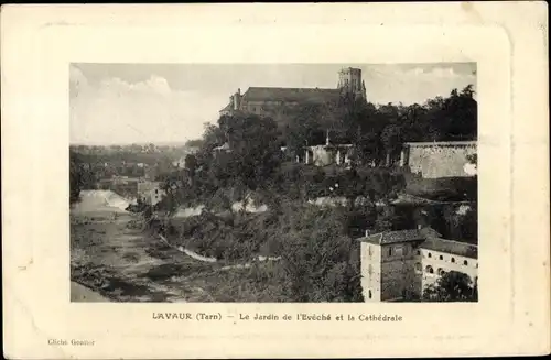 Ak Lavaur Tarn, Jardin de l'Evêche et la Cathédrale, vue d'oiseau
