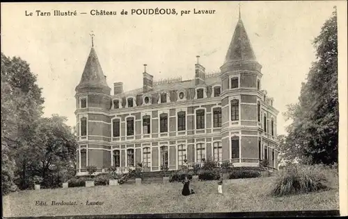 Ak Lavaur Tarn, Château de Poudéous, vue de face, jardin, homme et femme, escalier