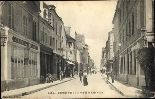 Ak Sens Yonne, L'Entrée Sud de la Rue de la République