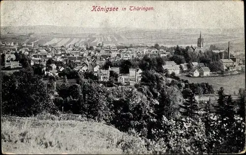 Ak Königsee Rottenbach in Thüringen, Blick über eine Wiese und Bäume zur Ortschaft