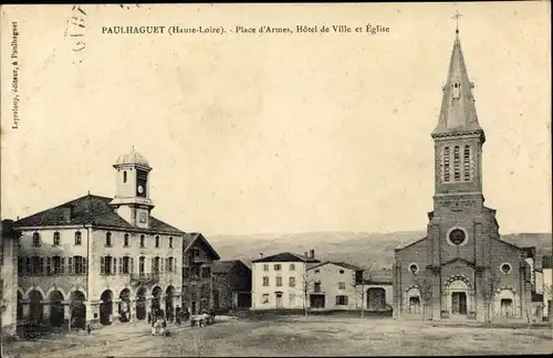 Ak Paulhaguet Haute Loire, Place d'Armes, Hôtel de Ville et Église