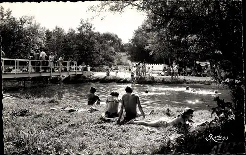 Ak Malesherbes Loiret, La Baignade, Badegäste im Wasser