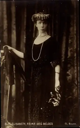 Ak Königin Elisabeth von Belgien, Portrait, Perlenkette