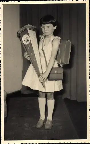 Foto Ak Glückwunsch Einschulung, Mädchen mit Zuckertüte