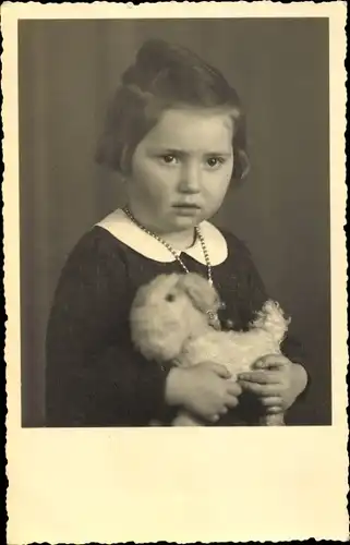 Foto Ak Mädchen mit Plüschhund, Portrait