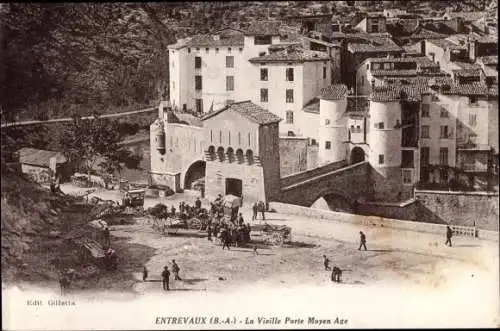 Ak Entrevaux Alpes de Haute Provence, La Vieille Porte Moyen Age, caleches
