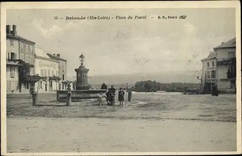 Ak Brioude Haute Loire, Place du Postel, Fontaine