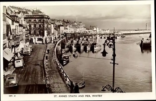 Ak Whitby Yorkshire, St Annes Straith and Pier, panoramic view, lighthouse