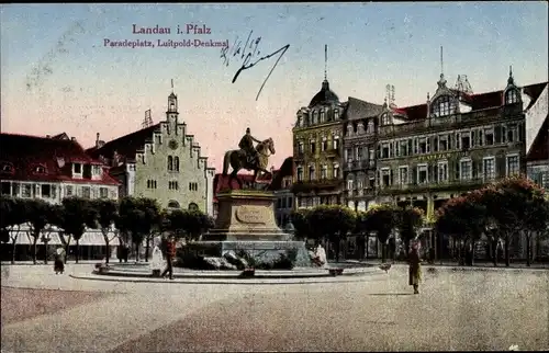 Ak Landau in der Pfalz, Paradeplatz, Luitpold Denkmal, Passanten