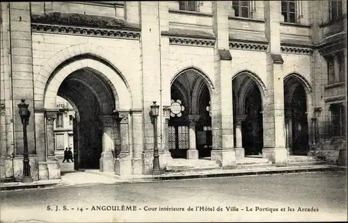 Ak Angoulême Charente, Cour intérieure de l'Hôtel de Ville, le Portique et les Arcades