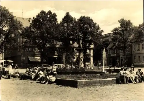 Ak Schleusingen in Thüringen, Partie am Marktbrunnen