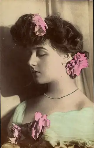 Ak Portrait einer Frau mit Hochsteckfrisur und Blüten im Haar, NPG 491/5
