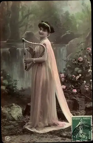 Ak Dame im langen Kleid mit Harfe