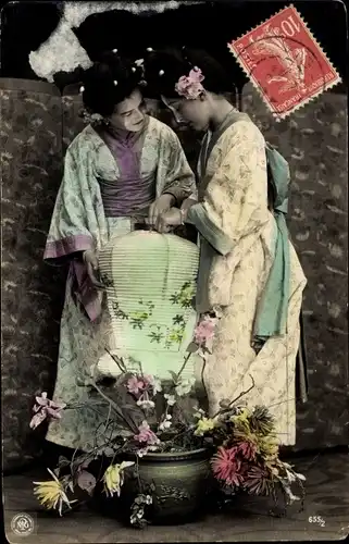 Ak Zwei Damen im Kimono, Laterne, Blumengesteck, NPG 655/2