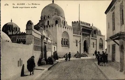 Ak Algier Alger Algerien, La Médersa, Ecole supérieure arabe, vue de face, entrée, passants