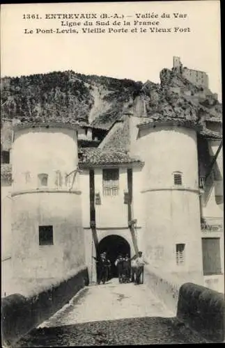 Ak Entrevaux Alpes de Haute Provence, Pont Levis, Vieille Porte et le Vieux Fort