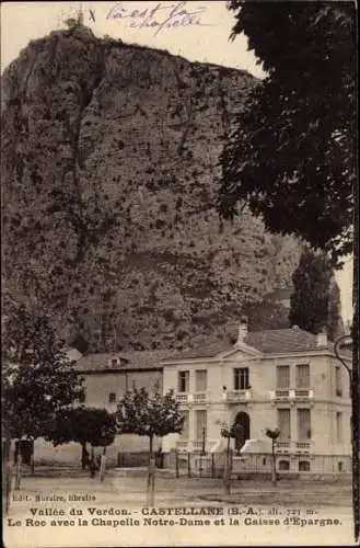 Ak Castellane Alpes de Haute Provence, Le Roc avec la Chapelle Notre Dame et la Caisse d'Epargne