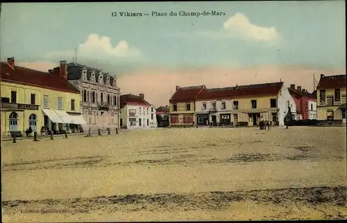 Ak Vihiers Maine et Loire, Place du Champ de Mars