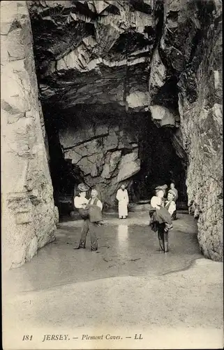 Ak Jersey Kanalinseln, Plemont Caves, Männer tragen Frauen durchs Wasser
