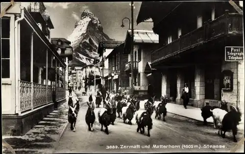Ak Zermatt Kt. Wallis Schweiz, Straße mit Blick zum Matterhorn, Ziegentrieb, Post