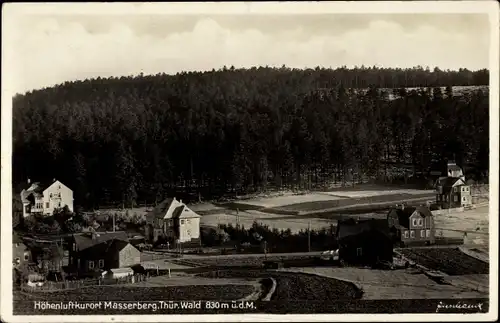 Ak Masserberg im Thüringer Schiefergebirge, Teilansicht vom Ort, Wald