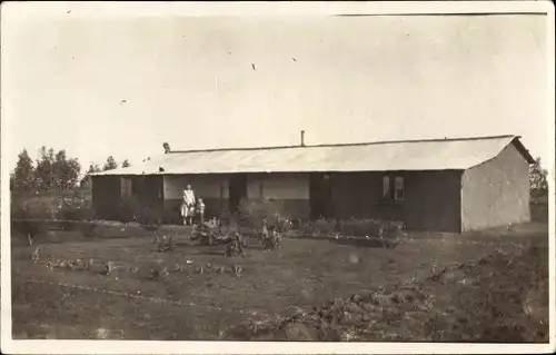 Foto Ak Argentinien, Mutter und Kind vor Wohnhaus, Garten