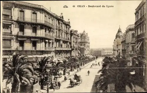 Ak Oran Algerien, Boulevard du Lycée, palmiers, coche, piétons