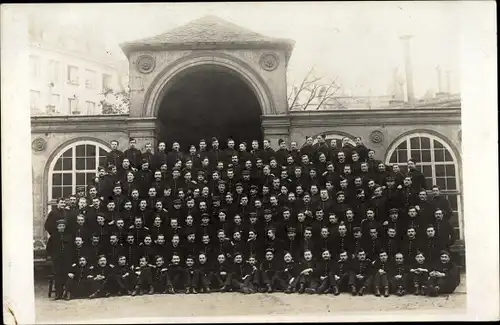 Foto Ak Paris Panthéon, Gruppenbild mit Soldaten in Uniform
