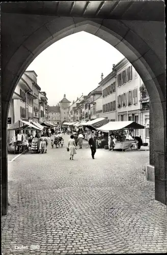 Ak Laufen Kt. Basel Land Schweiz, Blick durch das Tor auf Hauptstraße, Markt